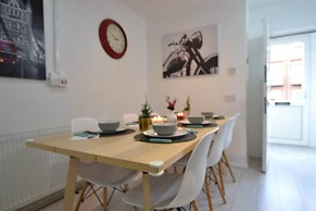 Charming 5-bed House in City Center and Car Park