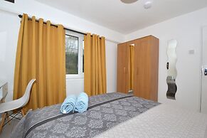 Charming 5-bed House in City Center and Car Park