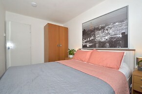 Charming 5-bed House in City Center and Car Park