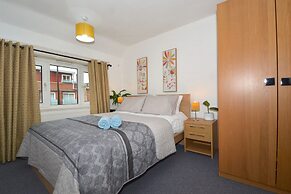 Charming 5-bed House in City Center and Car Park