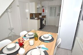 Charming 5-bed House in City Center and Car Park