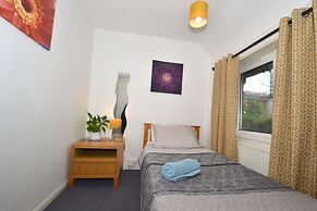 Charming 5-bed House in City Center and Car Park