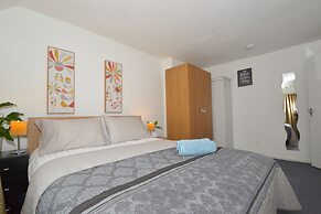 Charming 5-bed House in City Center and Car Park