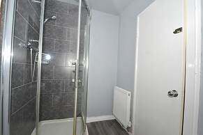 Charming 5-bed House in City Center and Car Park