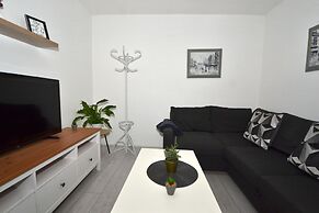 Charming 5-bed House in City Center and Car Park