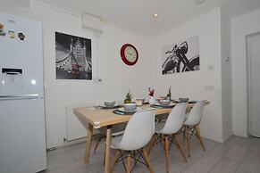 Charming 5-bed House in City Center and Car Park