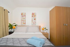 Charming 5-bed House in City Center and Car Park