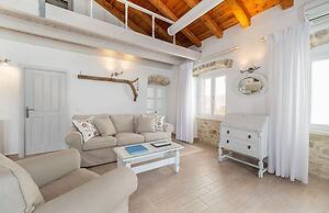 The Harbour House - Waterfront 1 Bedroom Suite