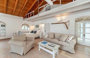 The Harbour House - Waterfront 1 Bedroom Suite