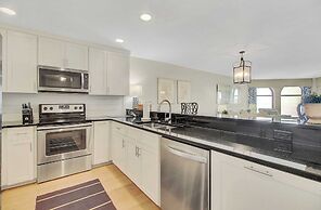 417 Seascape by Avantstay Beachfront Condo w/ Communal Pool Access