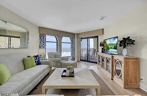 417 Seascape by Avantstay Beachfront Condo w/ Communal Pool Access