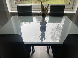 Immaculate 3-bed Apartment in Glasgow Close to M8