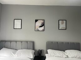 Immaculate 3-bed Apartment in Glasgow Close to M8