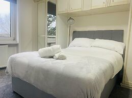 Immaculate 3-bed Apartment in Glasgow Close to M8