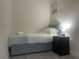 Immaculate 3-bed Apartment in Glasgow Close to M8