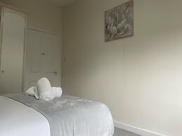Immaculate 3-bed Apartment in Glasgow Close to M8