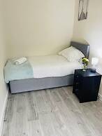 Immaculate 3-bed Apartment in Glasgow Close to M8