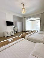 Le Petit Paris Hotel