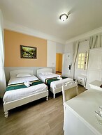 Le Petit Paris Hotel