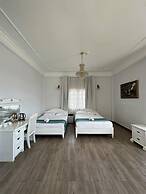 Le Petit Paris Hotel