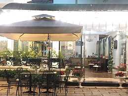 Le Petit Paris Hotel