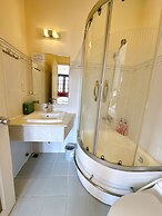 Le Petit Paris Hotel