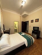 Le Petit Paris Hotel