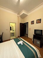 Le Petit Paris Hotel