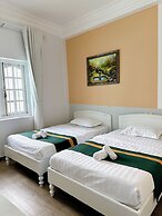 Le Petit Paris Hotel