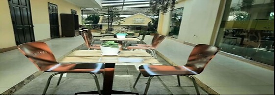 Le Petit Paris Hotel