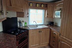 Caravan - Sleeps 4 - Pet Friendly - Parking