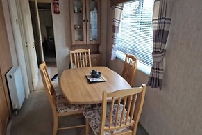 Caravan - Sleeps 4 - Pet Friendly - Parking