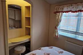 Caravan - Sleeps 4 - Pet Friendly - Parking