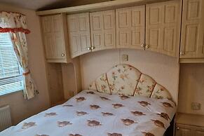 Caravan - Sleeps 4 - Pet Friendly - Parking