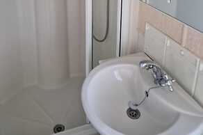 Caravan - Sleeps 4 - Pet Friendly - Parking