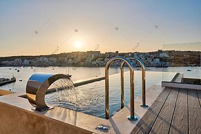 Luxury House With Pool