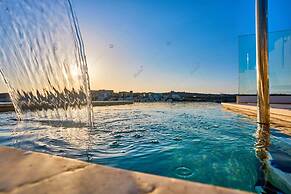 Luxury House With Pool