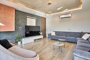 Luxury House With Pool