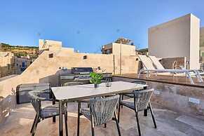 Luxury House With Pool