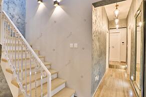 Luxury House With Pool