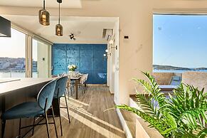 Luxury House With Pool