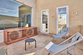 Luxury House With Pool