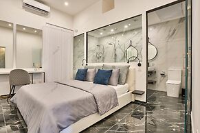 Luxury House With Pool