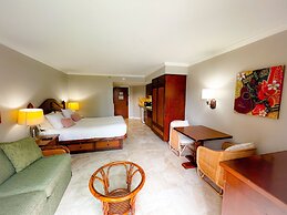 Radiant Luana Waikiki Condo by RedAwning