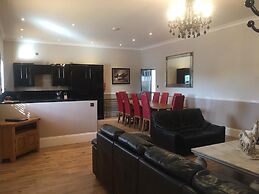 Suffolk Retreats for up to 24 Guests With hot tub