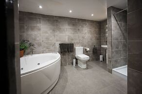 Suffolk Retreats for up to 24 Guests With hot tub