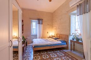 Senglea, Typical Seaview Townhouse