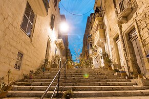 Senglea, Typical Seaview Townhouse