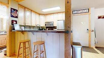 Summit Cozy Condo Getaway!