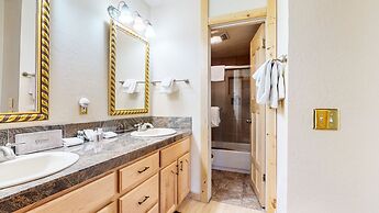 Summit Cozy Condo Getaway!